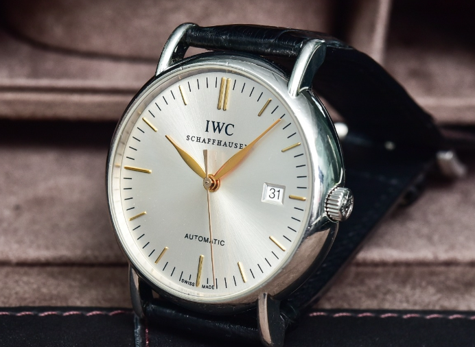 <b>萬國手表冬天該如何保養?(冬天手表保養的方法)</b>